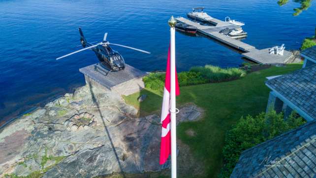 Luxury waterfront cottage in Muskoka