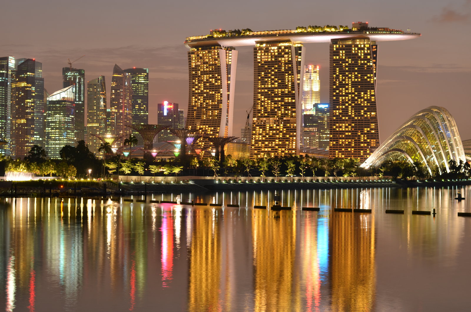 Marina Bay Sands and the Singapore skyline at dusk